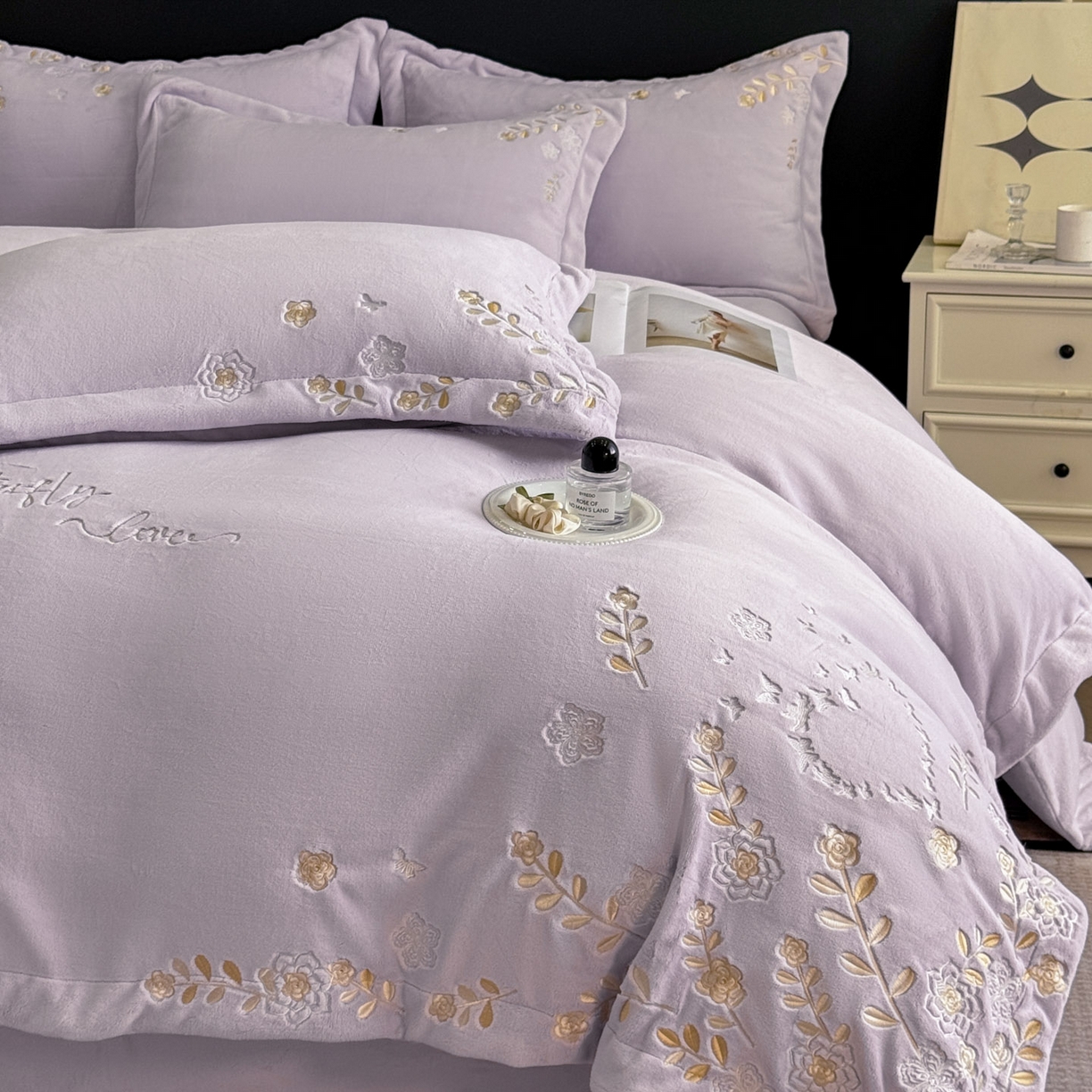 91家纺网 家纺一手货源 找家纺 博纳家纺 2025新款加厚牛奶绒绣花宽边四件套-洛可可 洛可可-浅紫