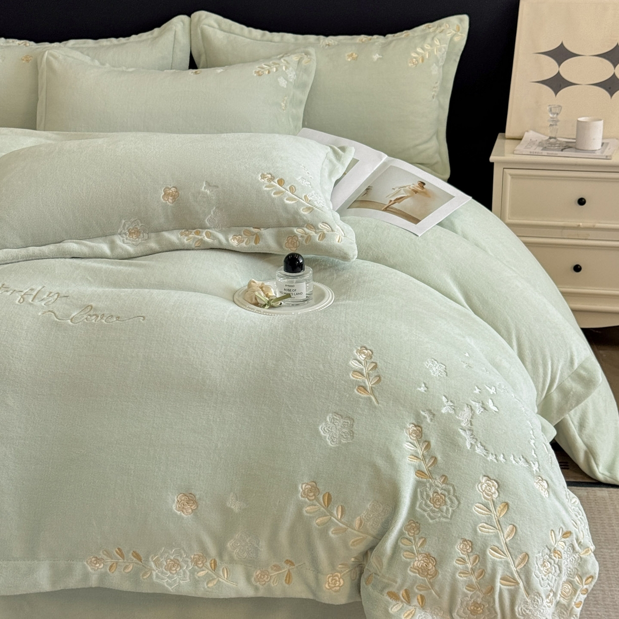 91家纺网 家纺一手货源 找家纺 博纳家纺 2025新款加厚牛奶绒绣花宽边四件套-洛可可 洛可可-优雅绿