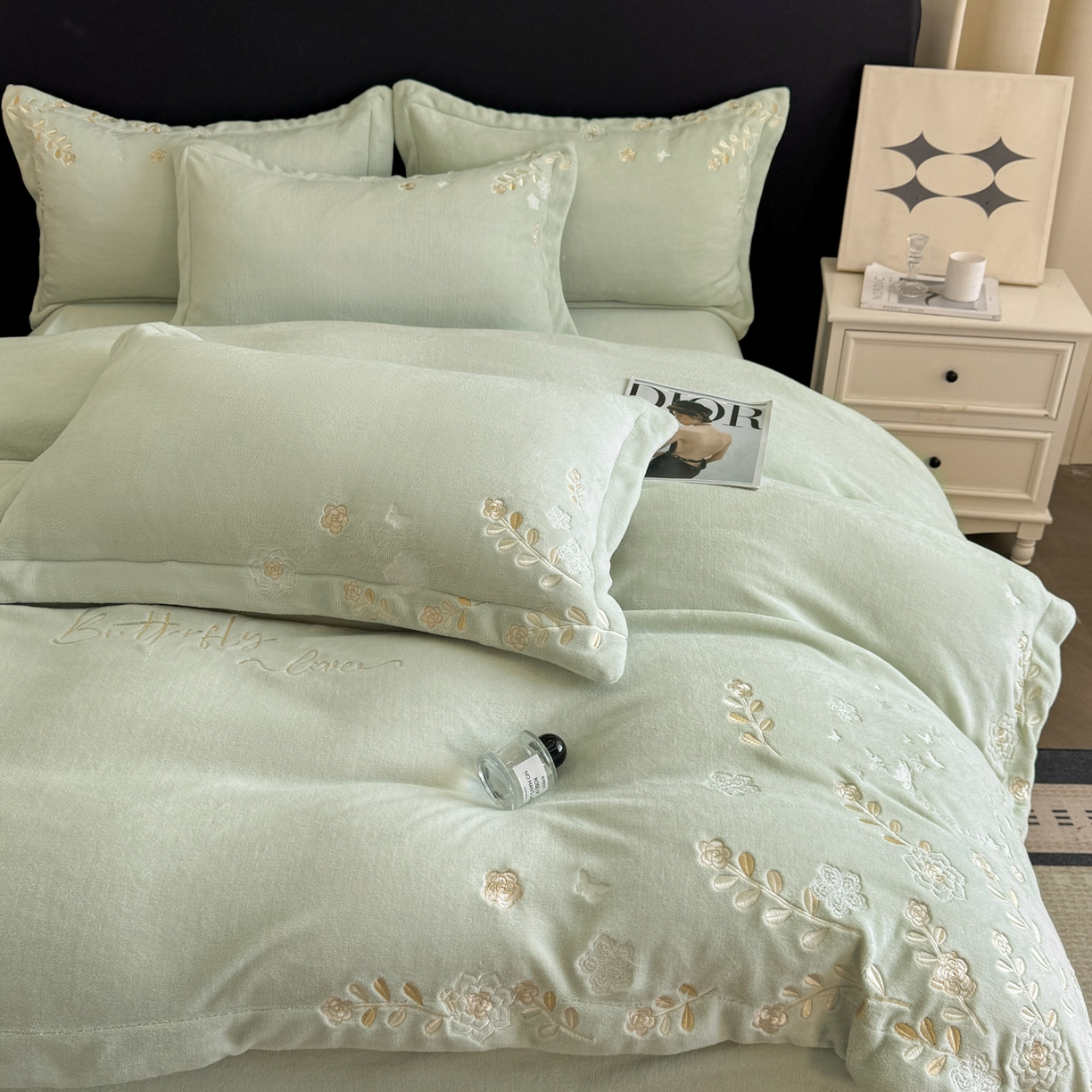 91家纺网 家纺一手货源 找家纺 博纳家纺 2025新款加厚牛奶绒绣花宽边四件套-洛可可 洛可可-优雅绿