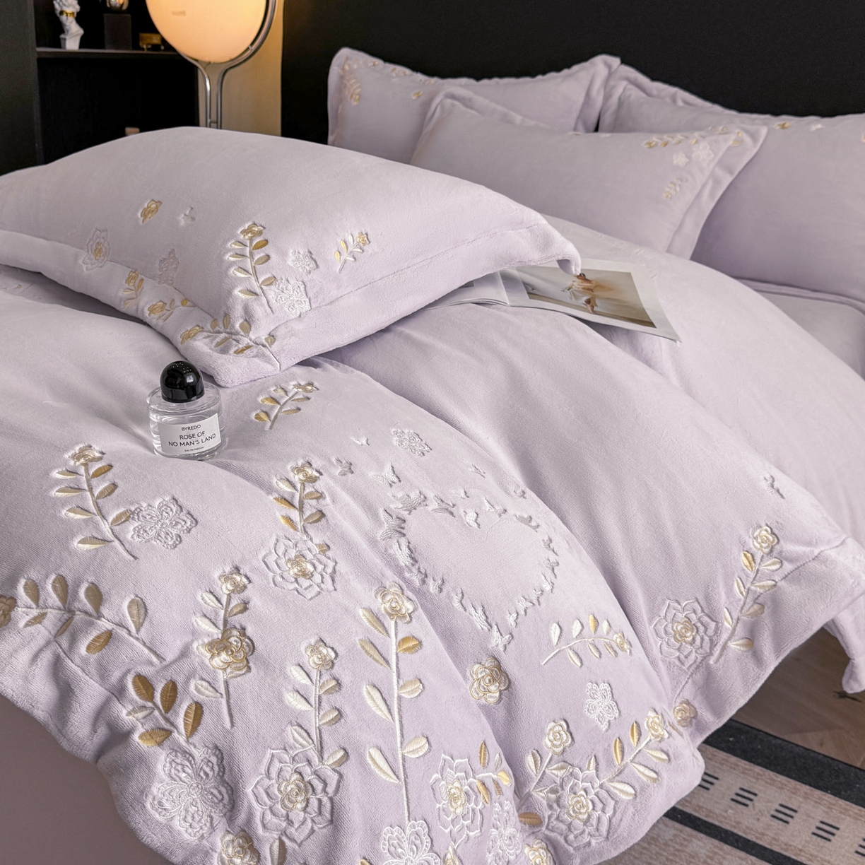 91家纺网 家纺一手货源 找家纺 博纳家纺 2025新款加厚牛奶绒绣花宽边四件套-洛可可 洛可可-浅紫