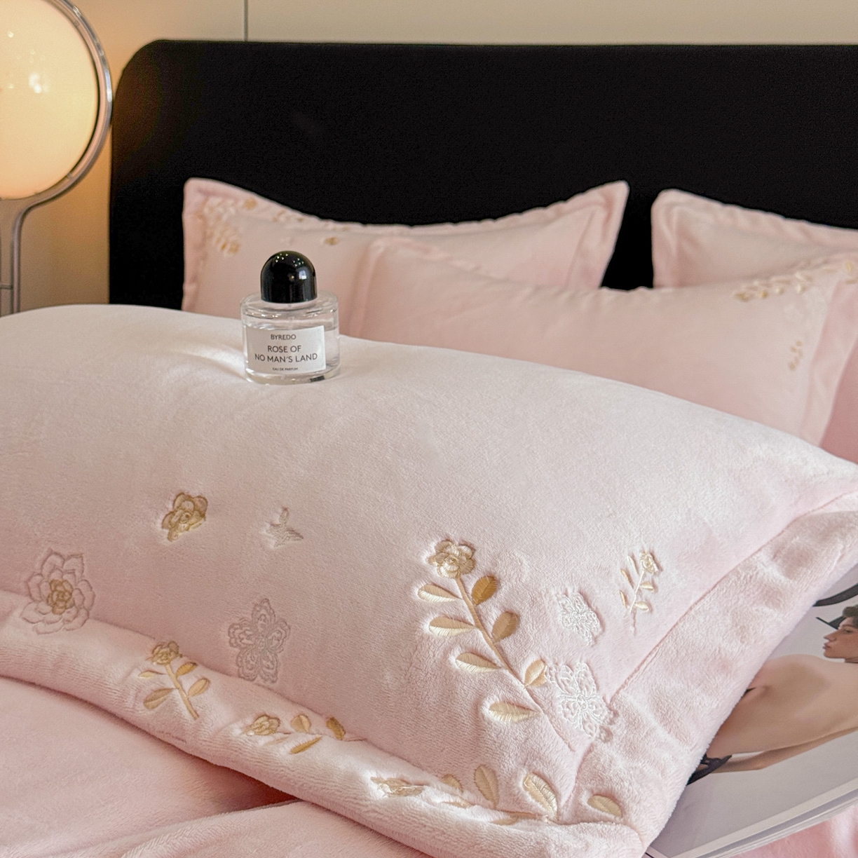 91家纺网 家纺一手货源 找家纺 博纳家纺 2025新款加厚牛奶绒绣花宽边四件套-洛可可 洛可可-粉玉