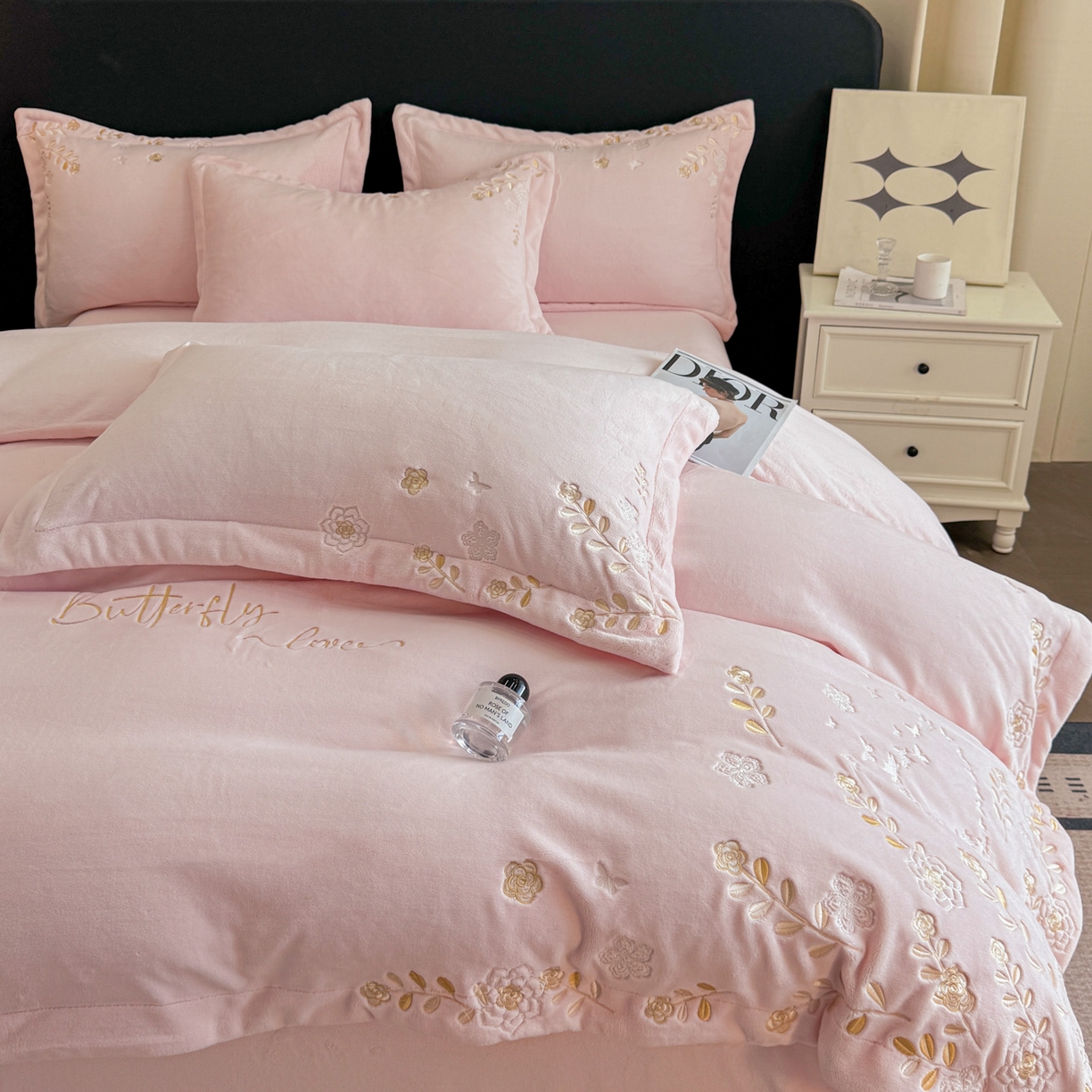 91家纺网 家纺一手货源 找家纺 博纳家纺 2025新款加厚牛奶绒绣花宽边四件套-洛可可 洛可可-粉玉