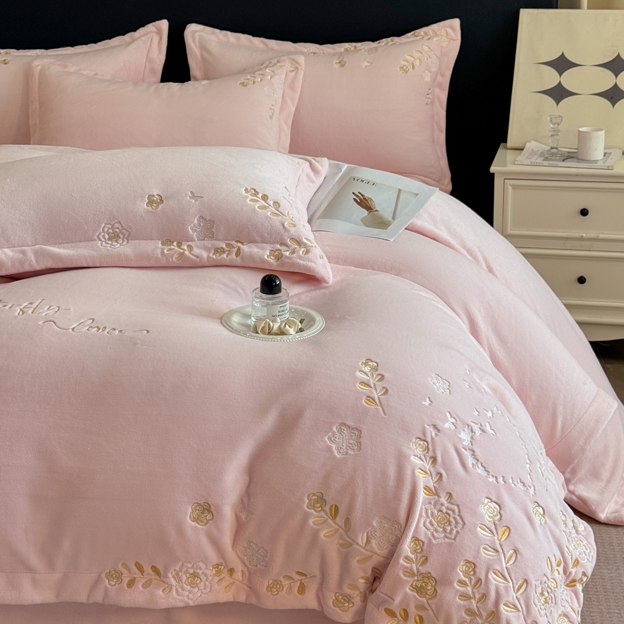 91家纺网 家纺一手货源 找家纺 博纳家纺 2025新款加厚牛奶绒绣花宽边四件套-洛可可 洛可可-粉玉