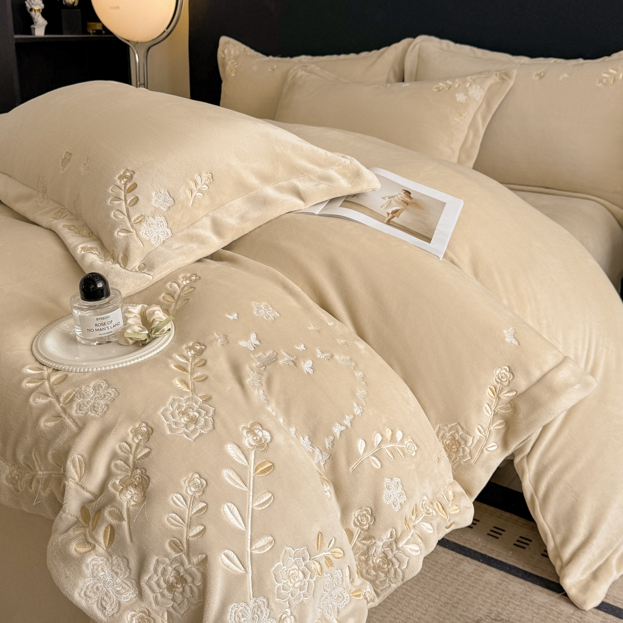 91家纺网 家纺一手货源 找家纺 博纳家纺 2025新款加厚牛奶绒绣花宽边四件套-洛可可 洛可可-香槟