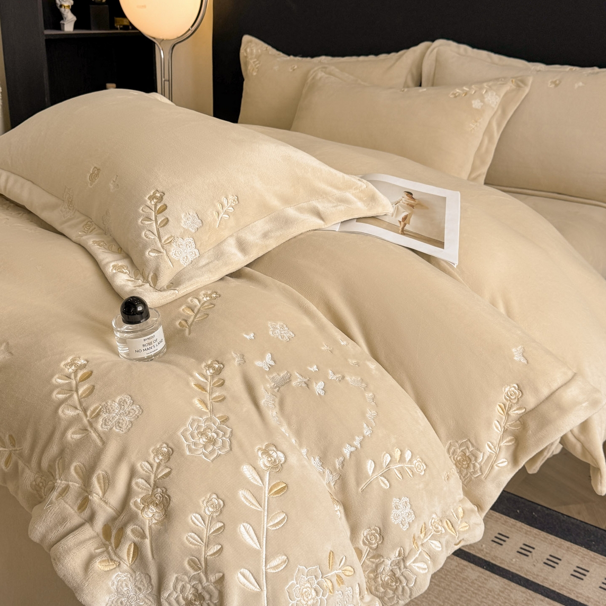 91家纺网 家纺一手货源 找家纺 博纳家纺 2025新款加厚牛奶绒绣花宽边四件套-洛可可 洛可可-香槟