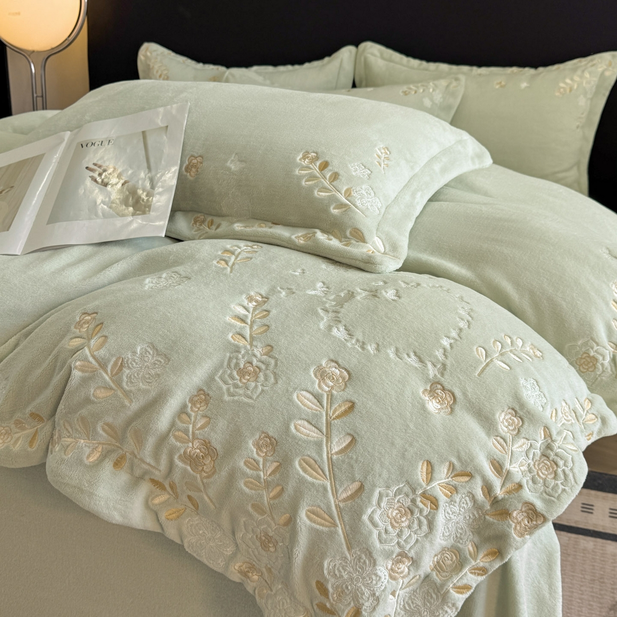 91家纺网 家纺一手货源 找家纺 博纳家纺 2025新款加厚牛奶绒绣花宽边四件套-洛可可 洛可可-优雅绿