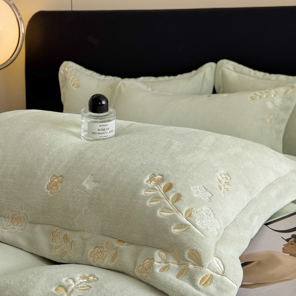 91家纺网 家纺一手货源 找家纺 博纳家纺 2025新款加厚牛奶绒绣花宽边四件套-洛可可 洛可可-优雅绿