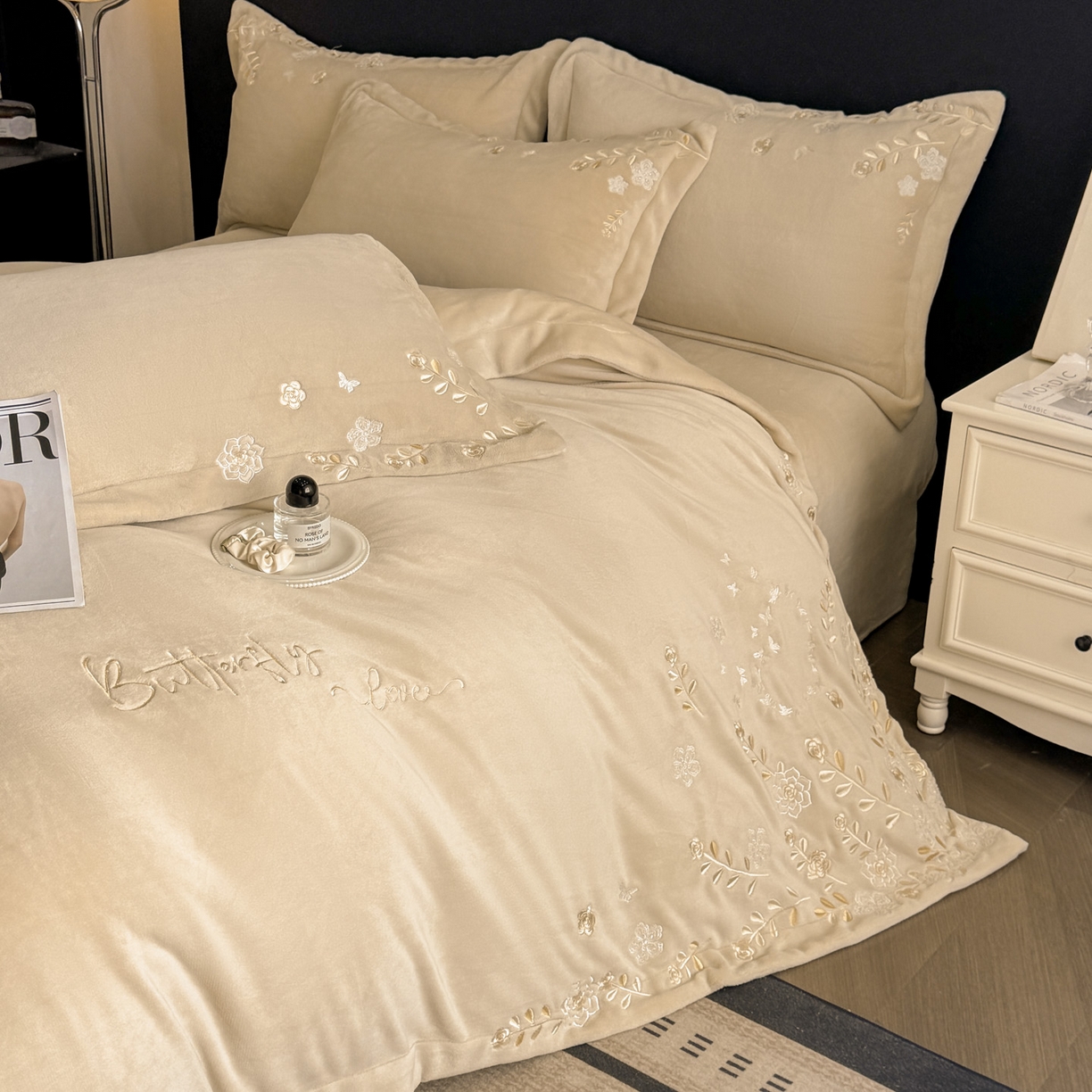 91家纺网 家纺一手货源 找家纺 博纳家纺 2025新款加厚牛奶绒绣花宽边四件套-洛可可 洛可可-香槟