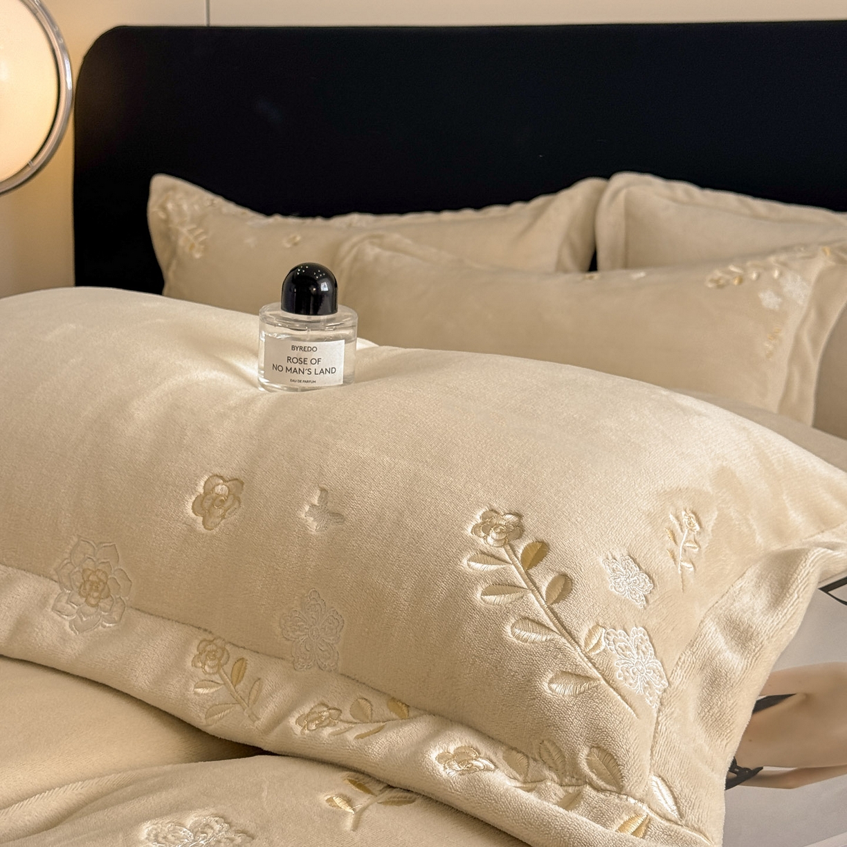 91家纺网 家纺一手货源 找家纺 博纳家纺 2025新款加厚牛奶绒绣花宽边四件套-洛可可 洛可可-香槟