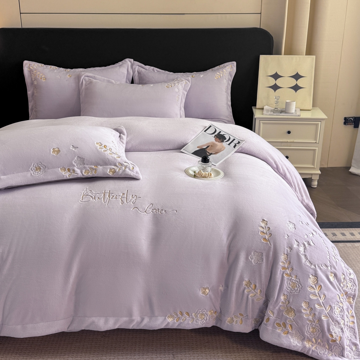 91家纺网 家纺一手货源 找家纺 博纳家纺 2025新款加厚牛奶绒绣花宽边四件套-洛可可 洛可可-浅紫