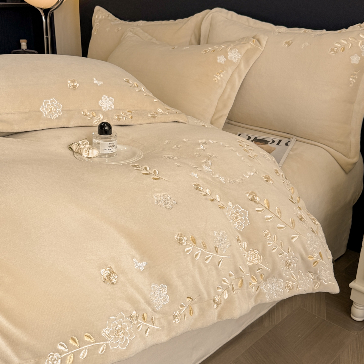 91家纺网 家纺一手货源 找家纺 博纳家纺 2025新款加厚牛奶绒绣花宽边四件套-洛可可 洛可可-香槟