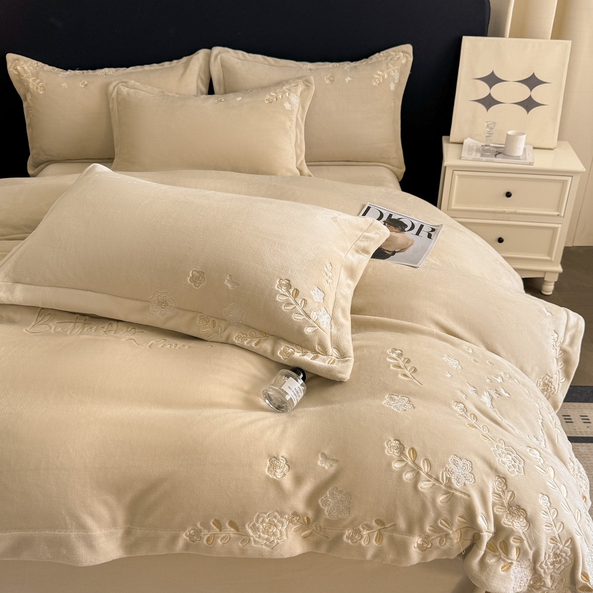 91家纺网 家纺一手货源 找家纺 博纳家纺 2025新款加厚牛奶绒绣花宽边四件套-洛可可 洛可可-香槟