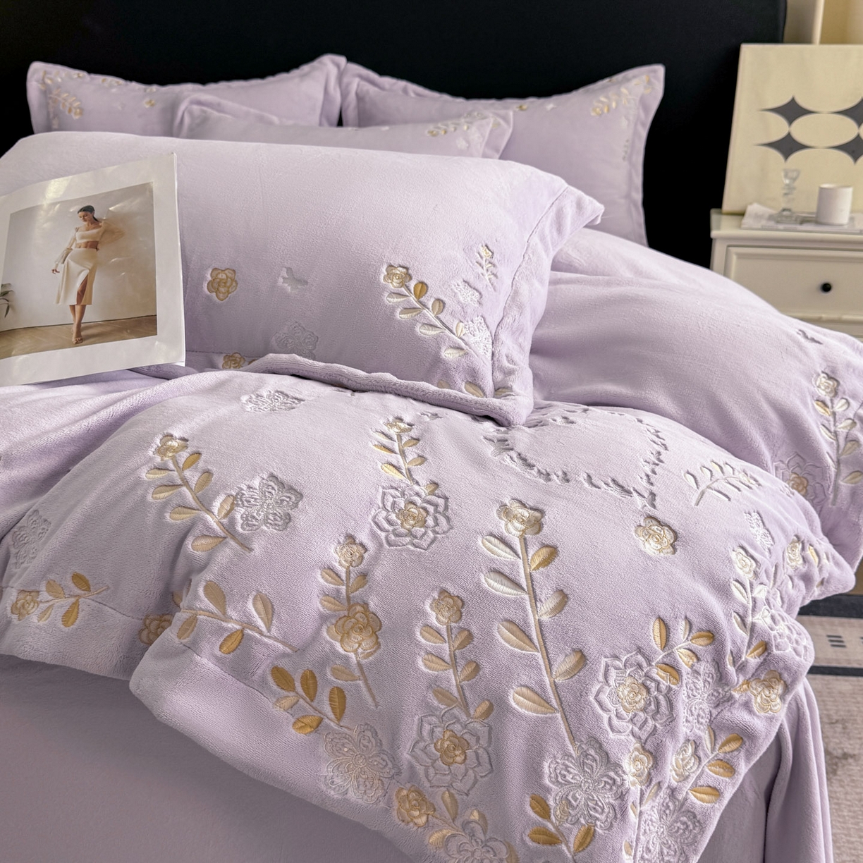 91家纺网 家纺一手货源 找家纺 博纳家纺 2025新款加厚牛奶绒绣花宽边四件套-洛可可 洛可可-浅紫