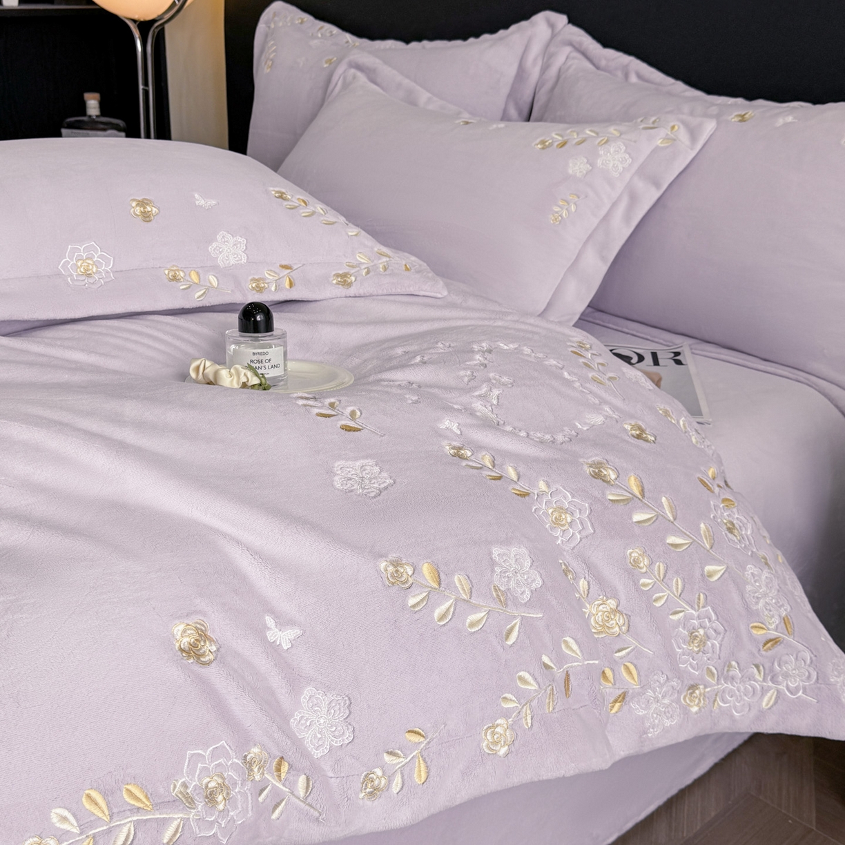 91家纺网 家纺一手货源 找家纺 博纳家纺 2025新款加厚牛奶绒绣花宽边四件套-洛可可 洛可可-浅紫