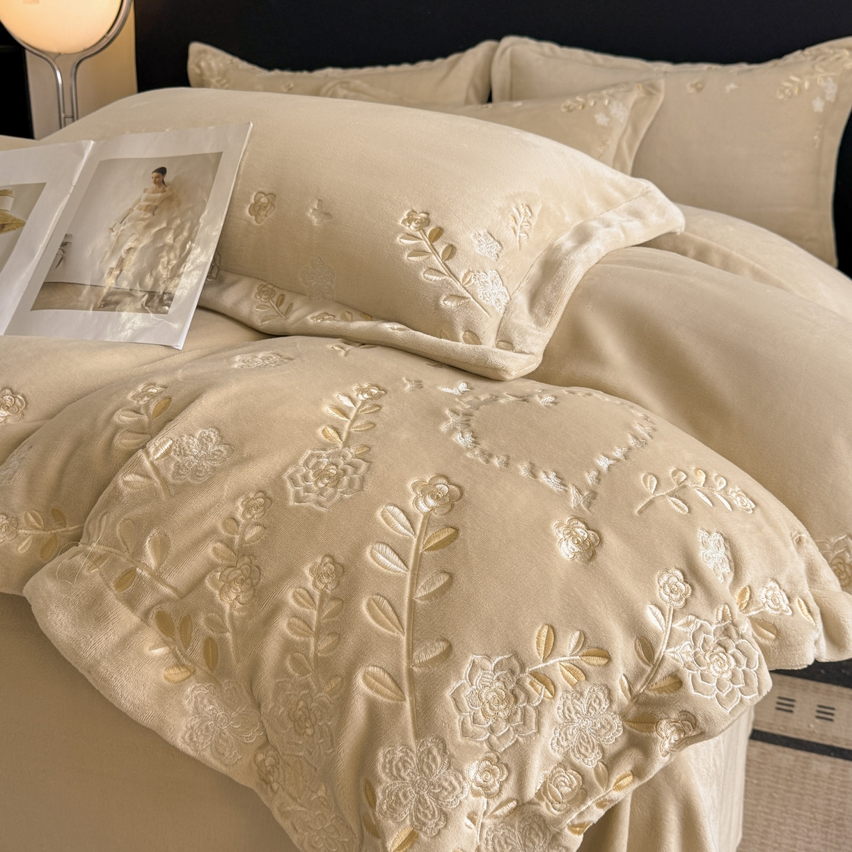 91家纺网 家纺一手货源 找家纺 博纳家纺 2025新款加厚牛奶绒绣花宽边四件套-洛可可 洛可可-香槟