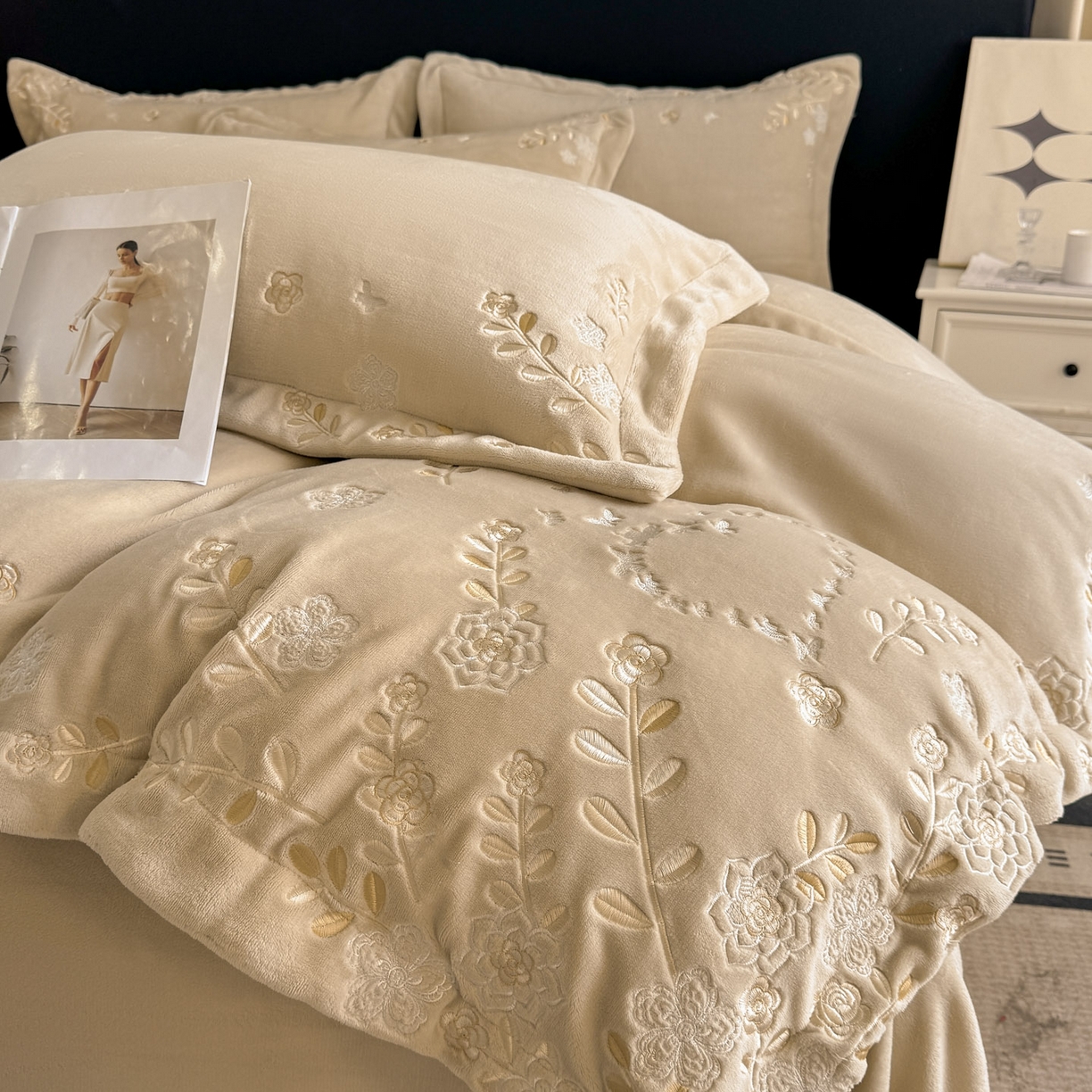 91家纺网 家纺一手货源 找家纺 博纳家纺 2025新款加厚牛奶绒绣花宽边四件套-洛可可 洛可可-香槟