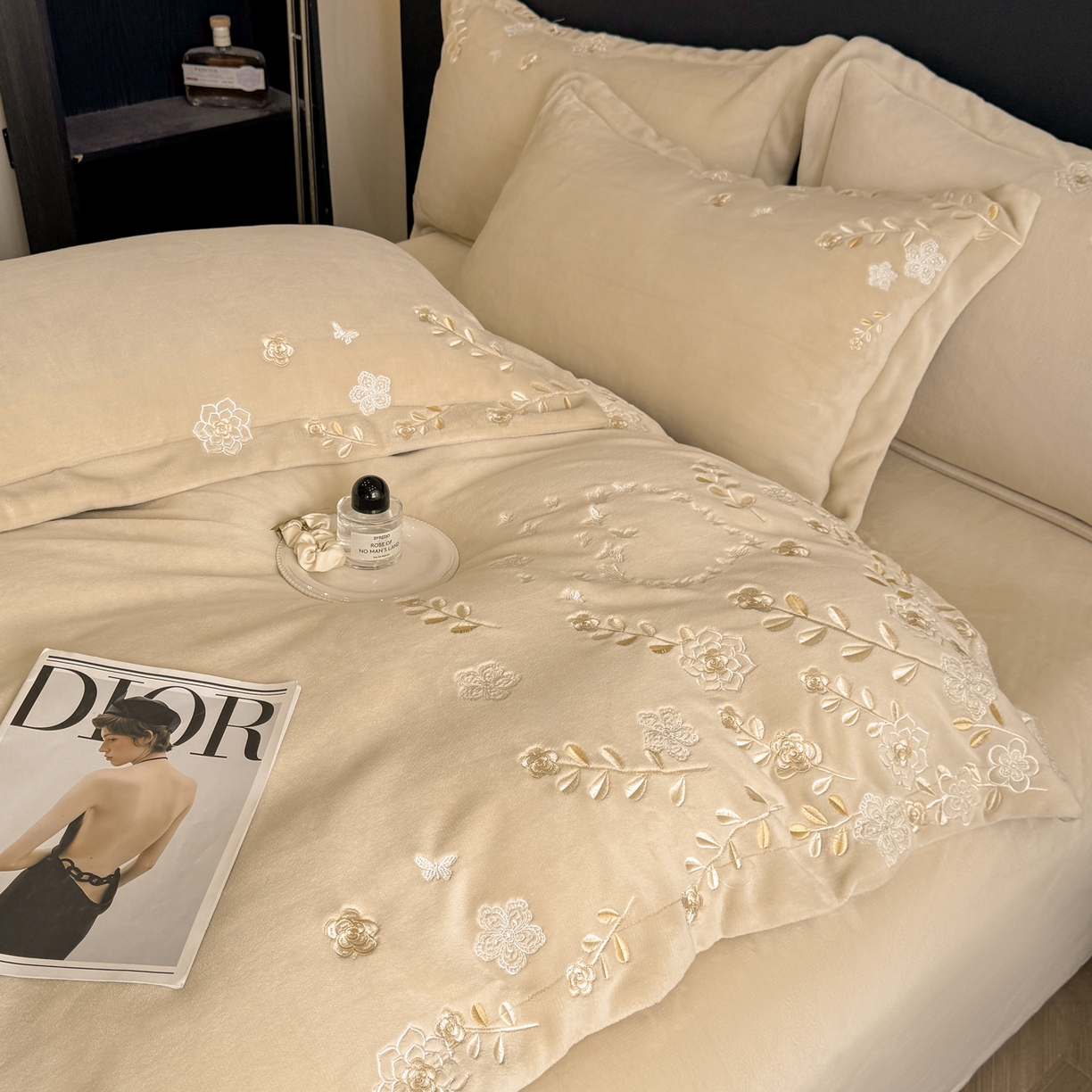 91家纺网 家纺一手货源 找家纺 博纳家纺 2025新款加厚牛奶绒绣花宽边四件套-洛可可 洛可可-香槟