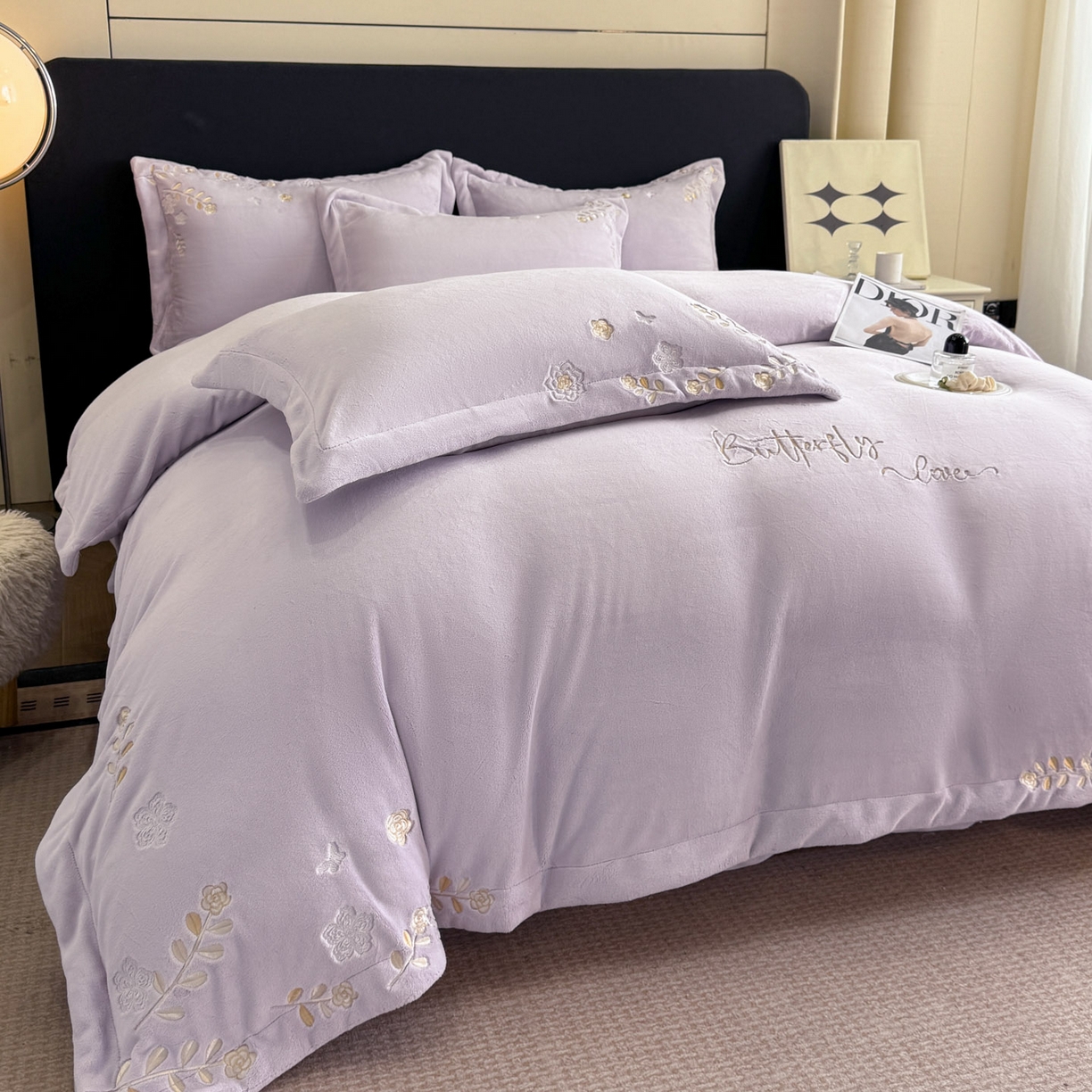 91家纺网 家纺一手货源 找家纺 博纳家纺 2025新款加厚牛奶绒绣花宽边四件套-洛可可 洛可可-浅紫
