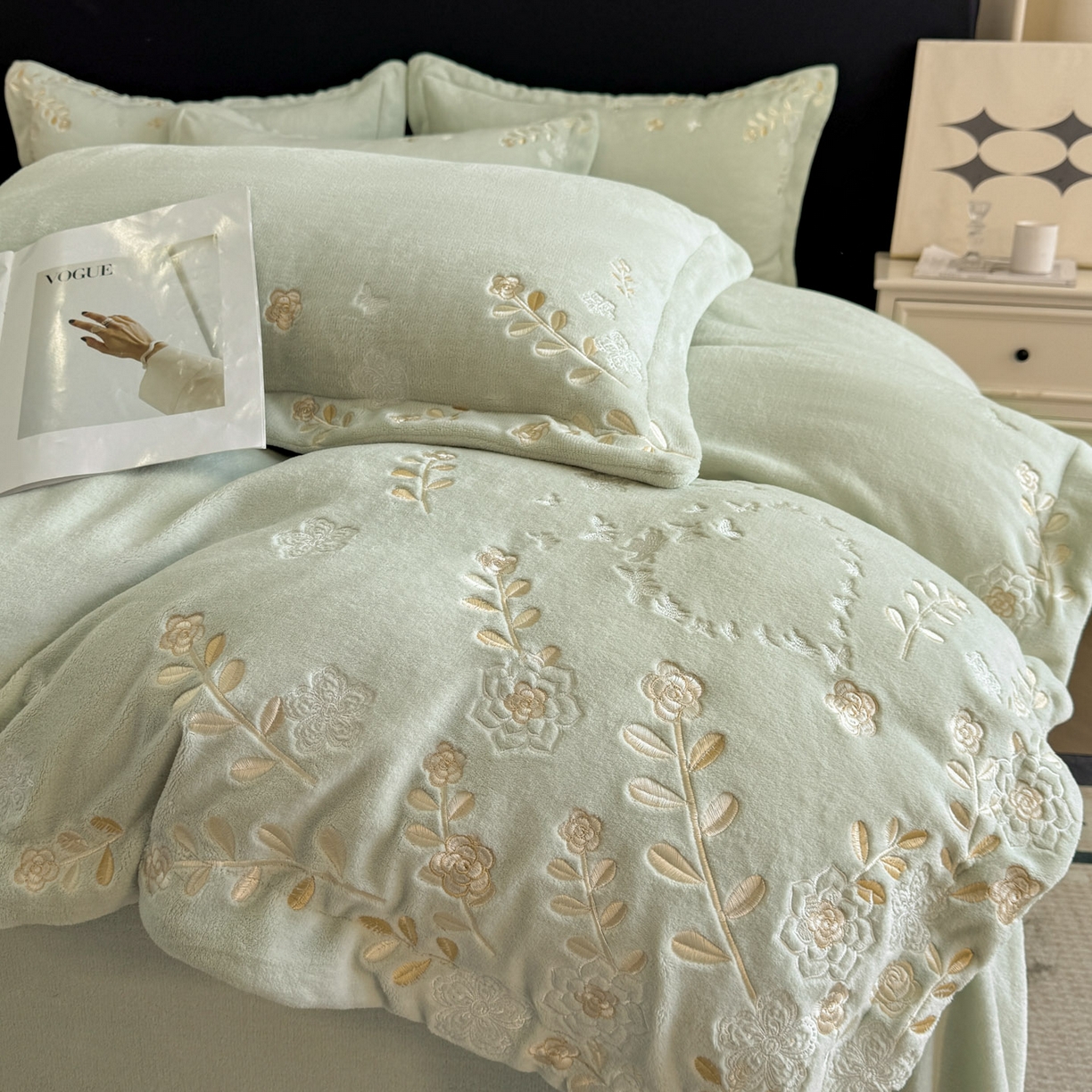 91家纺网 家纺一手货源 找家纺 博纳家纺 2025新款加厚牛奶绒绣花宽边四件套-洛可可 洛可可-优雅绿