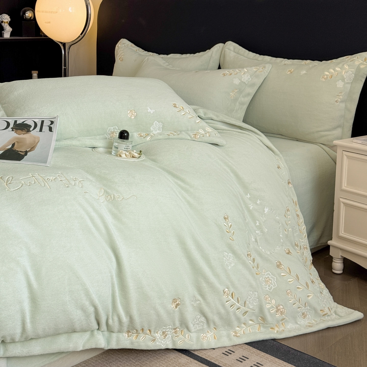 91家纺网 家纺一手货源 找家纺 博纳家纺 2025新款加厚牛奶绒绣花宽边四件套-洛可可 洛可可-优雅绿