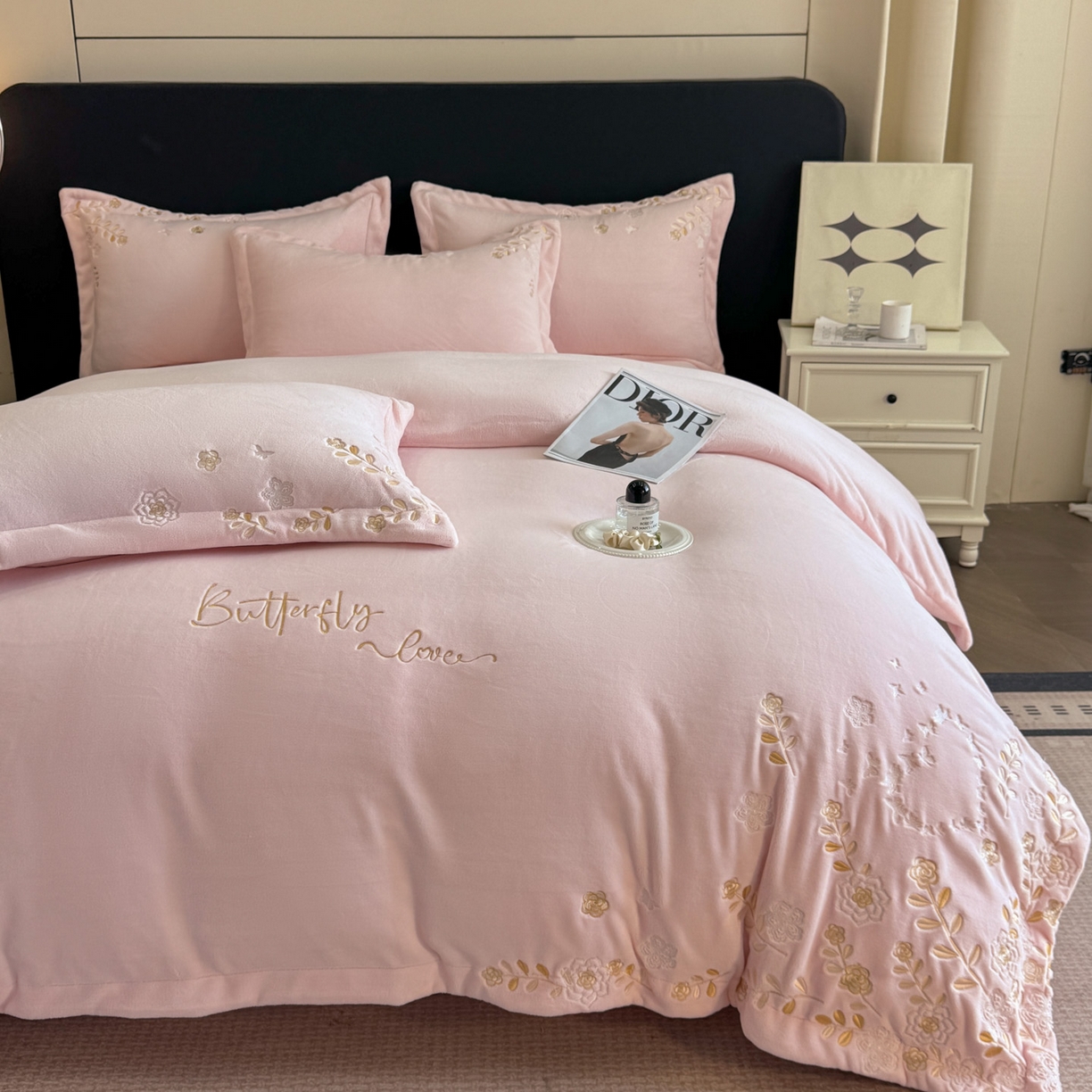 91家纺网 家纺一手货源 找家纺 博纳家纺 2025新款加厚牛奶绒绣花宽边四件套-洛可可 洛可可-粉玉