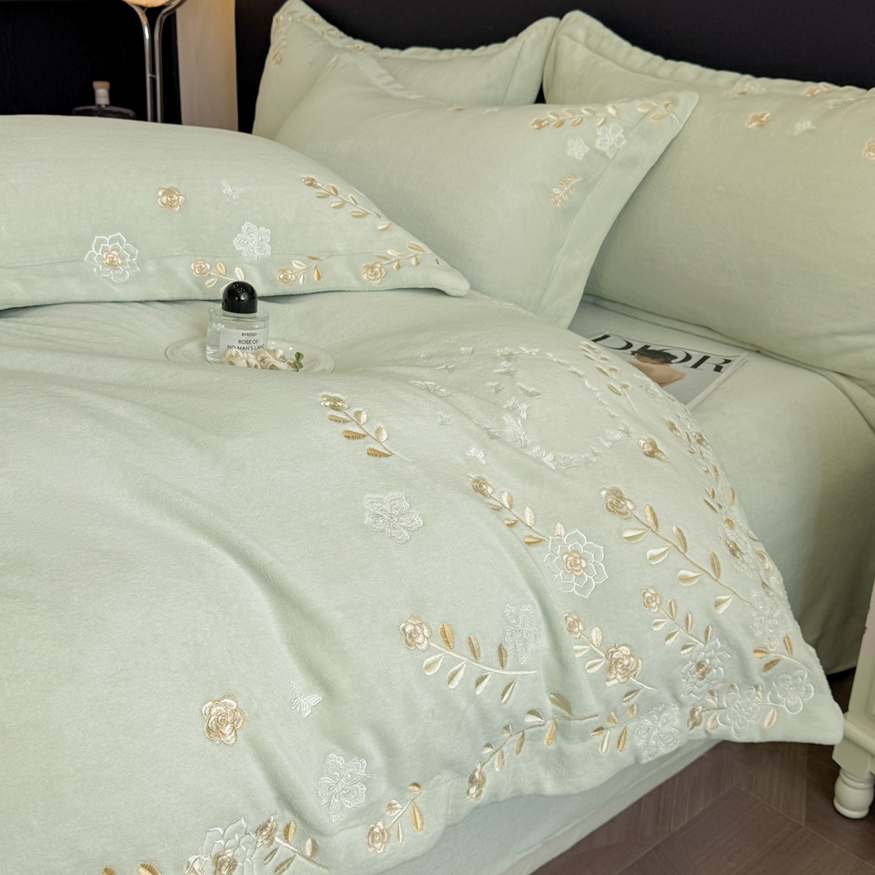 91家纺网 家纺一手货源 找家纺 博纳家纺 2025新款加厚牛奶绒绣花宽边四件套-洛可可 洛可可-优雅绿