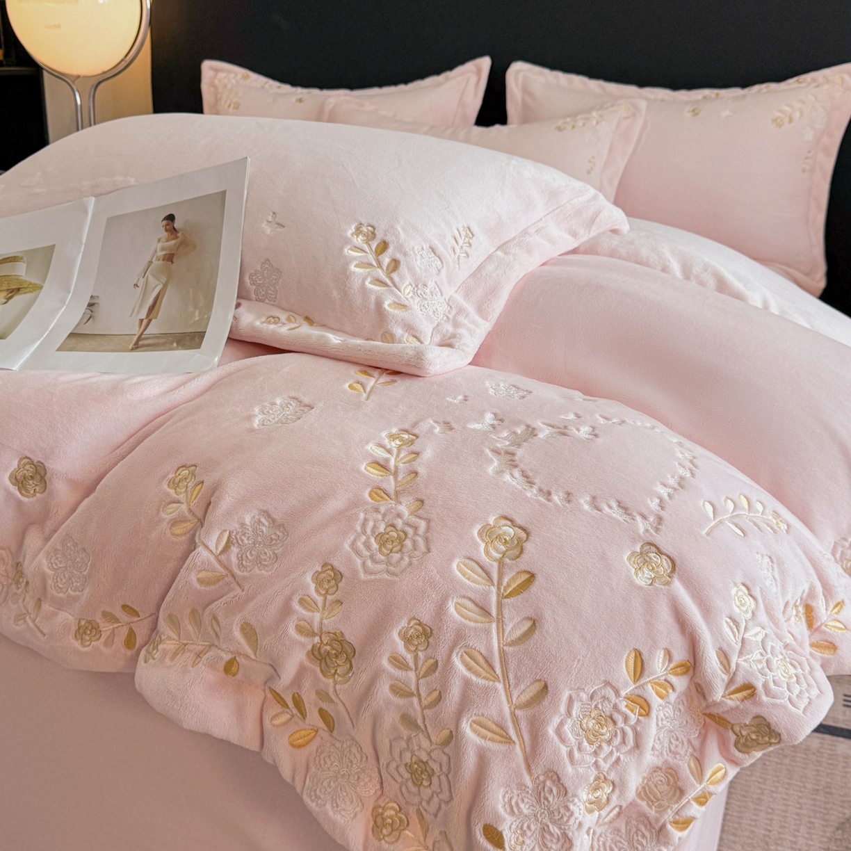 91家纺网 家纺一手货源 找家纺 博纳家纺 2025新款加厚牛奶绒绣花宽边四件套-洛可可 洛可可-粉玉