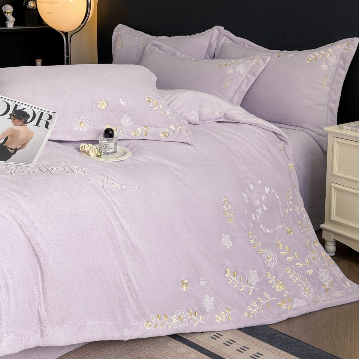 91家纺网 家纺一手货源 找家纺 博纳家纺 2025新款加厚牛奶绒绣花宽边四件套-洛可可 洛可可-浅紫