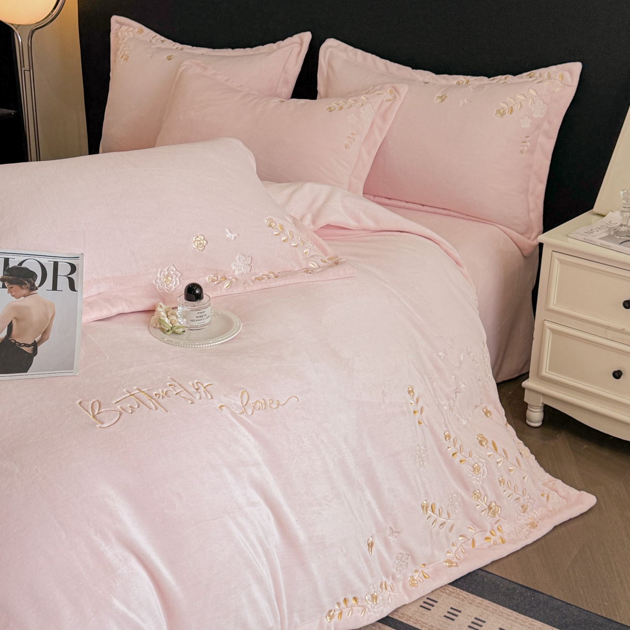 91家纺网 家纺一手货源 找家纺 博纳家纺 2025新款加厚牛奶绒绣花宽边四件套-洛可可 洛可可-粉玉