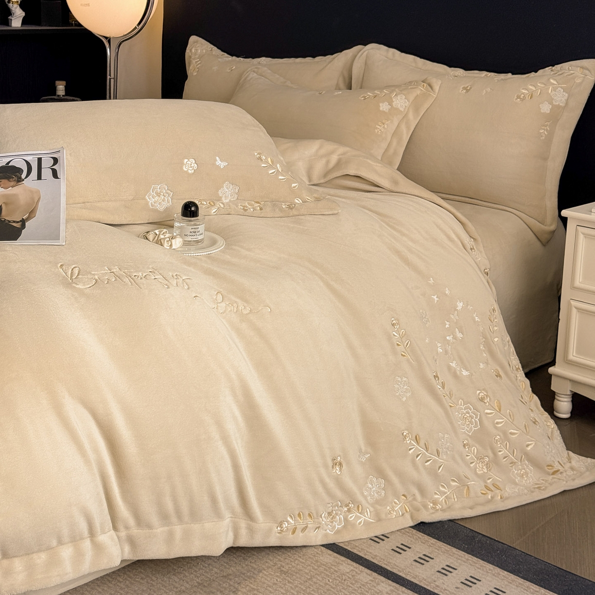 91家纺网 家纺一手货源 找家纺 博纳家纺 2025新款加厚牛奶绒绣花宽边四件套-洛可可 洛可可-香槟