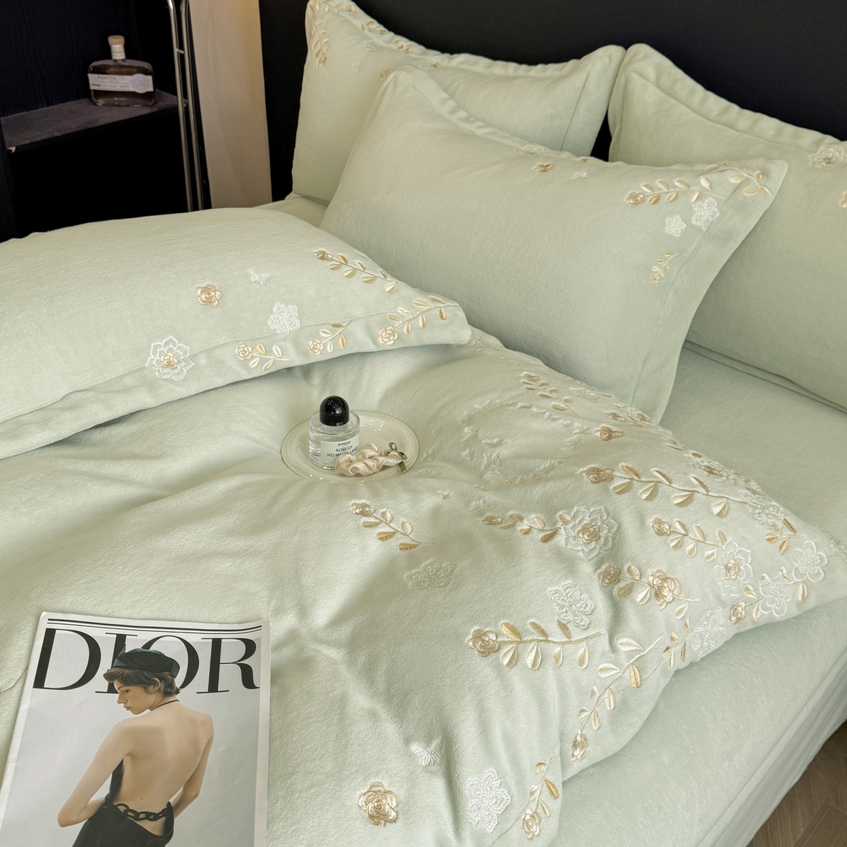 91家纺网 家纺一手货源 找家纺 博纳家纺 2025新款加厚牛奶绒绣花宽边四件套-洛可可 洛可可-优雅绿