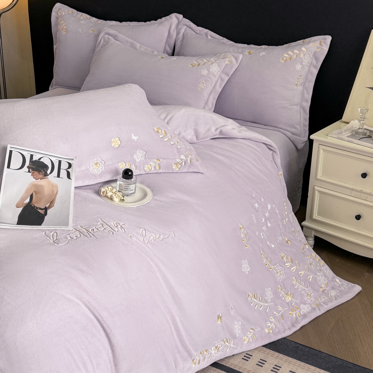 91家纺网 家纺一手货源 找家纺 博纳家纺 2025新款加厚牛奶绒绣花宽边四件套-洛可可 洛可可-浅紫