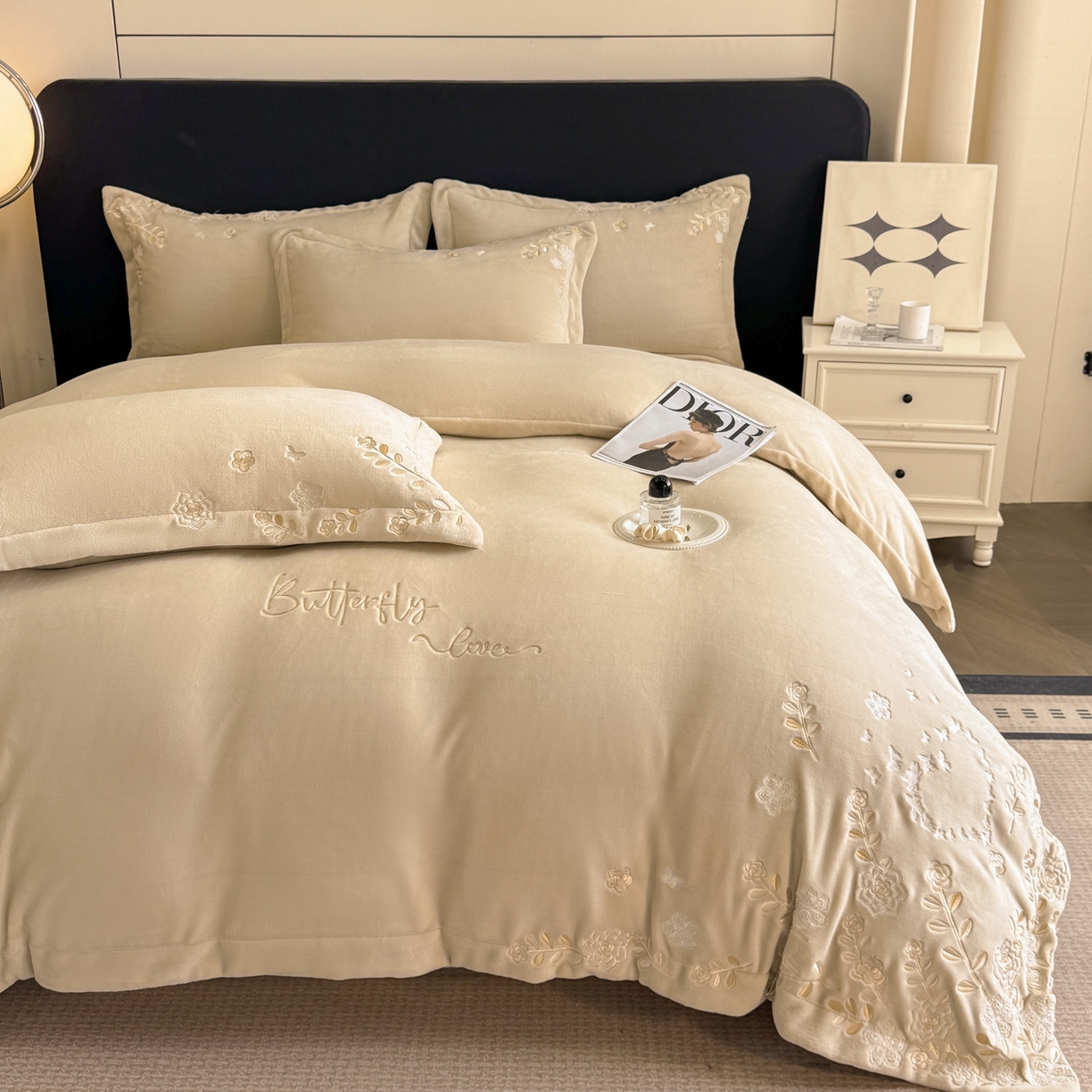 91家纺网 家纺一手货源 找家纺 博纳家纺 2025新款加厚牛奶绒绣花宽边四件套-洛可可 洛可可-香槟