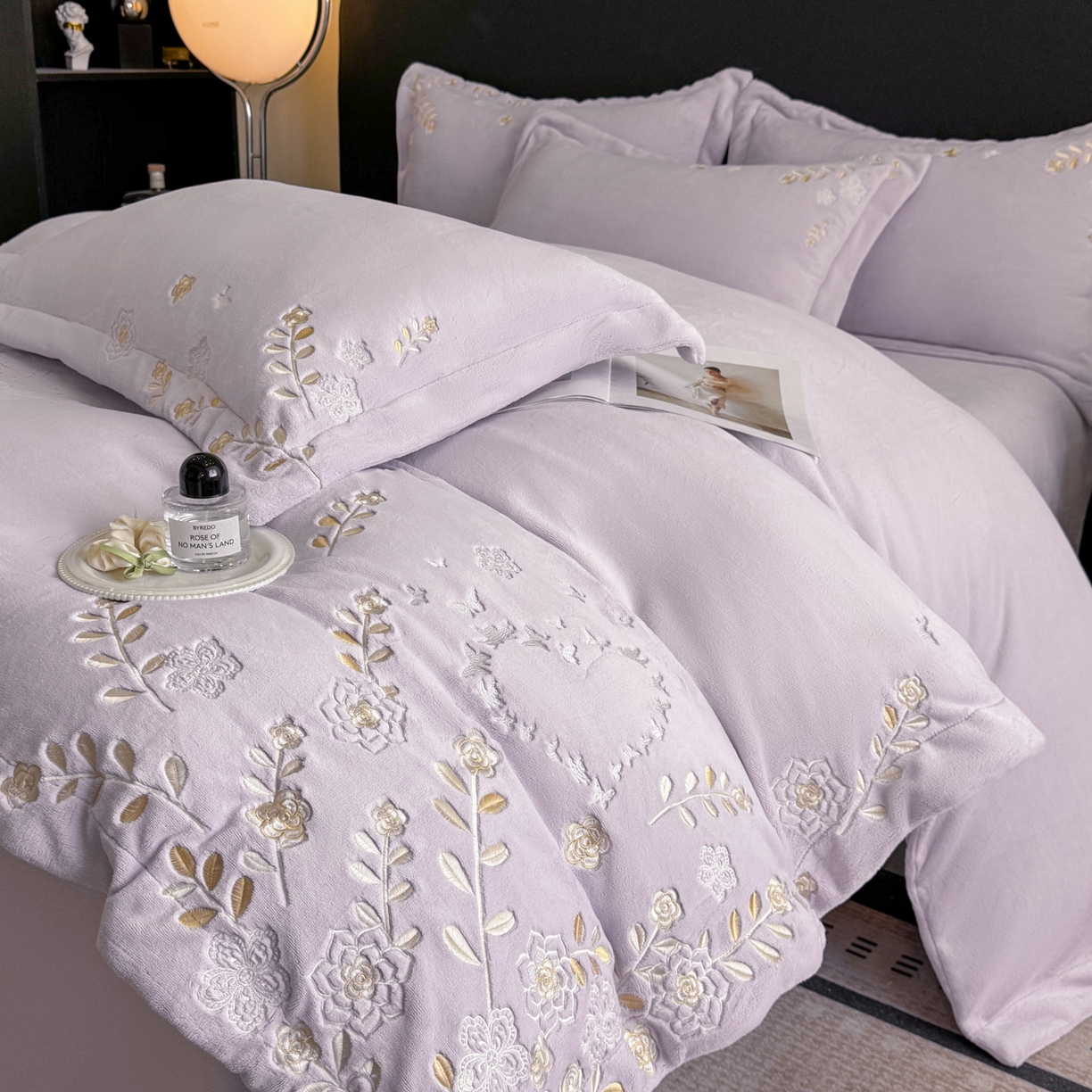 91家纺网 家纺一手货源 找家纺 博纳家纺 2025新款加厚牛奶绒绣花宽边四件套-洛可可 洛可可-浅紫