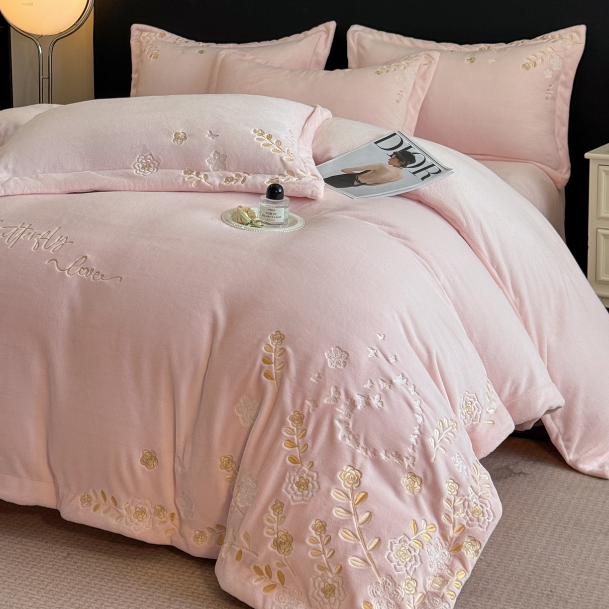 91家纺网 家纺一手货源 找家纺 （总）博纳家纺 2025新款加厚牛奶绒绣花宽边四件套-洛可可(控价劵后228 严格按控价来）