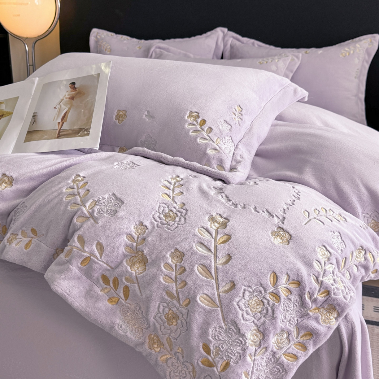 91家纺网 家纺一手货源 找家纺 博纳家纺 2025新款加厚牛奶绒绣花宽边四件套-洛可可 洛可可-浅紫