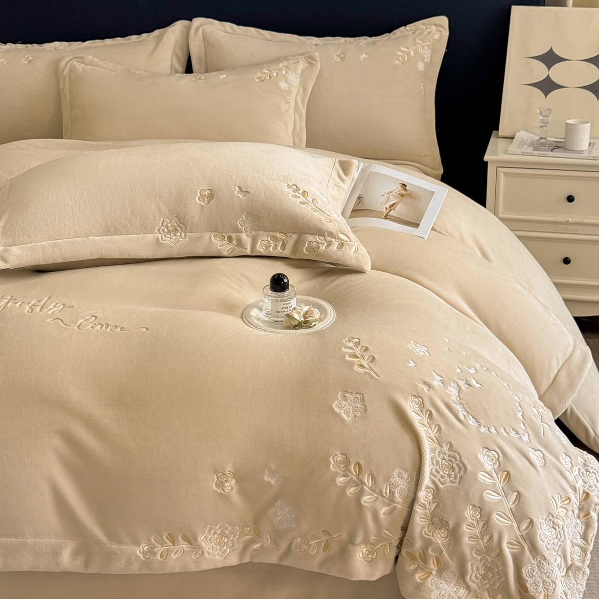 91家纺网 家纺一手货源 找家纺 博纳家纺 2025新款加厚牛奶绒绣花宽边四件套-洛可可 洛可可-香槟