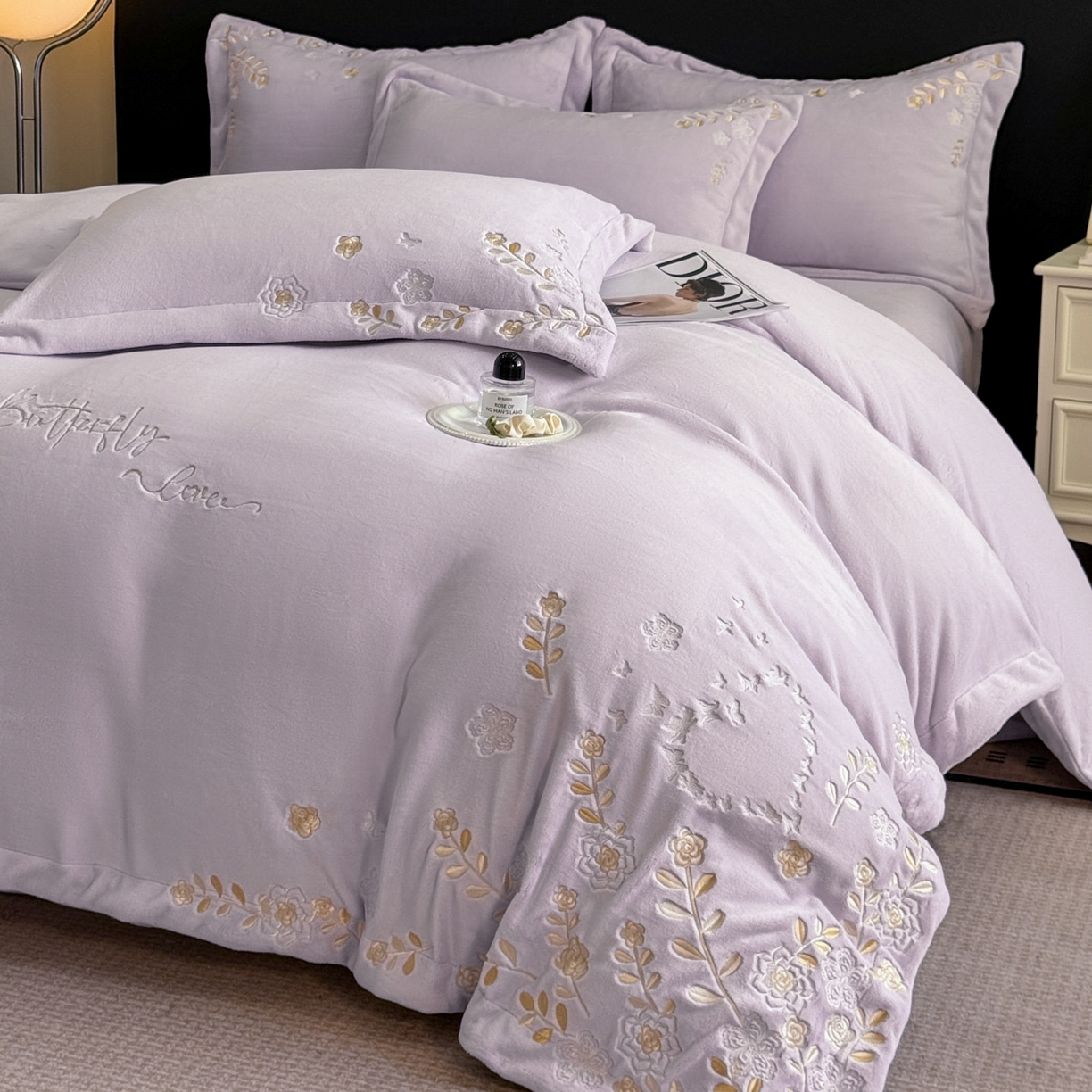 91家纺网 家纺一手货源 找家纺 博纳家纺 2025新款加厚牛奶绒绣花宽边四件套-洛可可 洛可可-浅紫