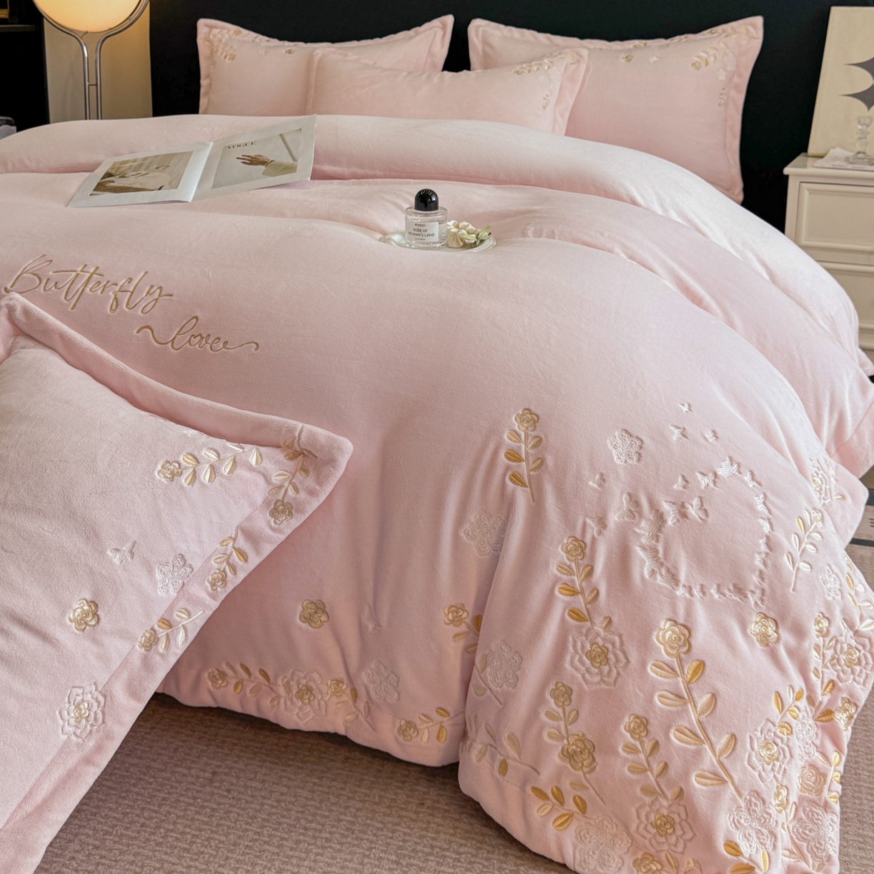 91家纺网 家纺一手货源 找家纺 博纳家纺 2025新款加厚牛奶绒绣花宽边四件套-洛可可 洛可可-粉玉