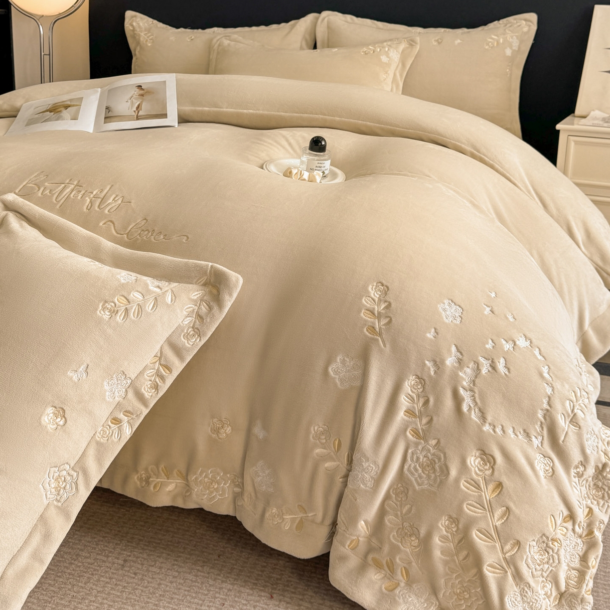 91家纺网 家纺一手货源 找家纺 博纳家纺 2025新款加厚牛奶绒绣花宽边四件套-洛可可 洛可可-香槟