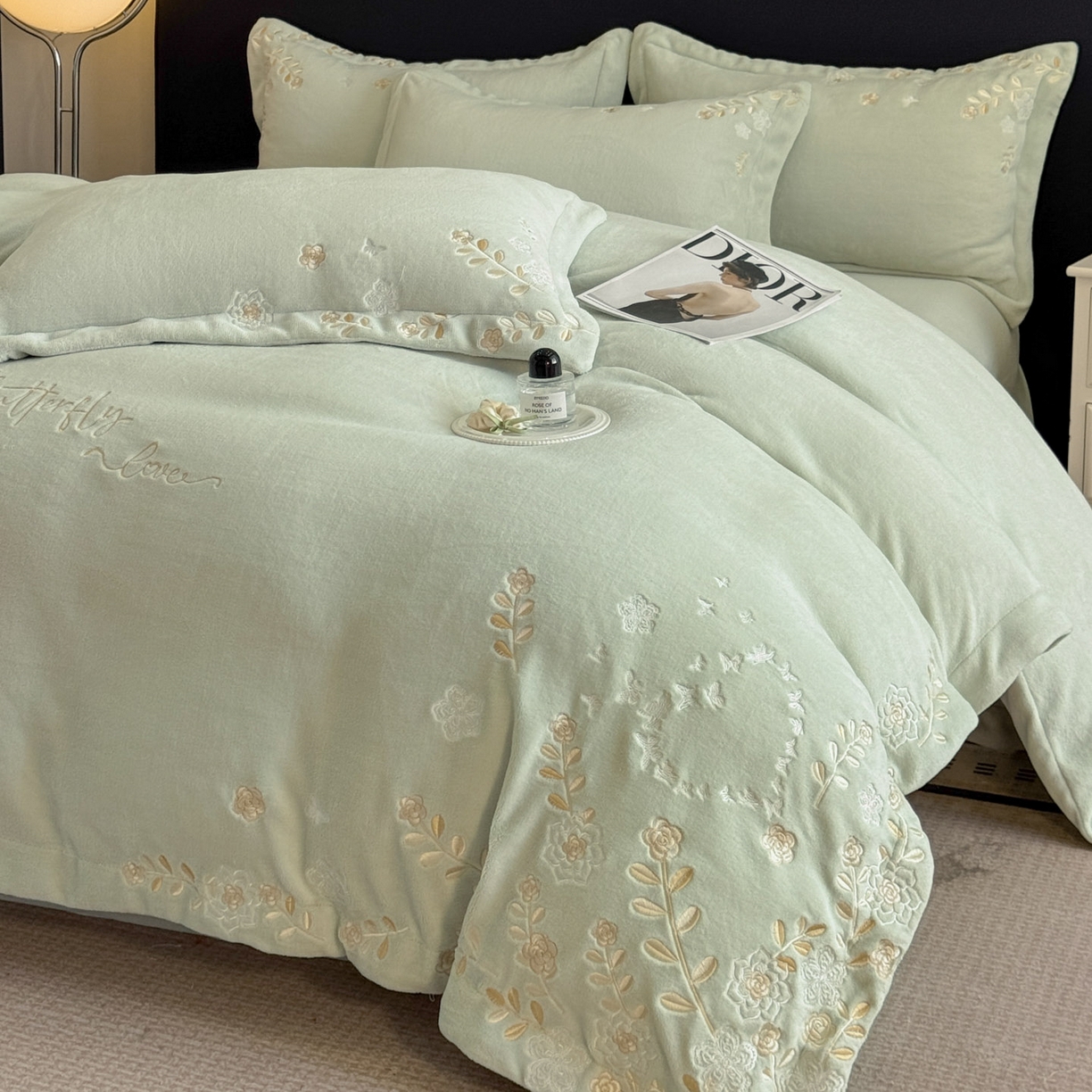 91家纺网 家纺一手货源 找家纺 博纳家纺 2025新款加厚牛奶绒绣花宽边四件套-洛可可 洛可可-优雅绿