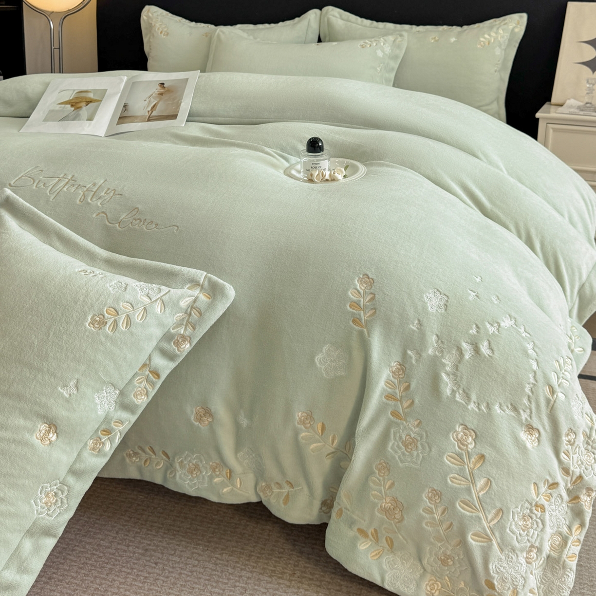 91家纺网 家纺一手货源 找家纺 博纳家纺 2025新款加厚牛奶绒绣花宽边四件套-洛可可 洛可可-优雅绿