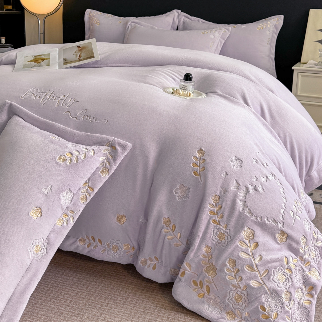 91家纺网 家纺一手货源 找家纺 博纳家纺 2025新款加厚牛奶绒绣花宽边四件套-洛可可 洛可可-浅紫