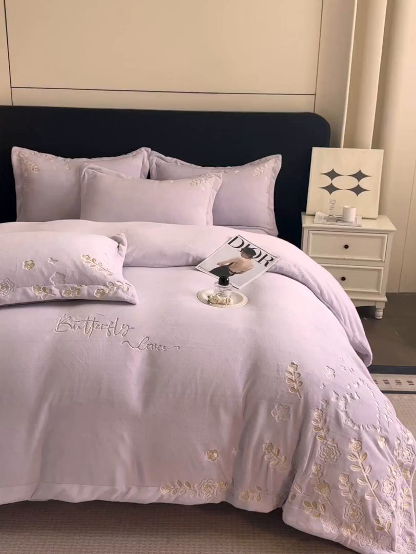 91家纺网 家纺一手货源 找家纺 博纳家纺 2025新款加厚牛奶绒绣花宽边四件套-洛可可 洛可可-浅紫