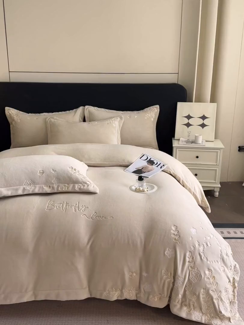 91家纺网 家纺一手货源 找家纺 博纳家纺 2025新款加厚牛奶绒绣花宽边四件套-洛可可 洛可可-香槟