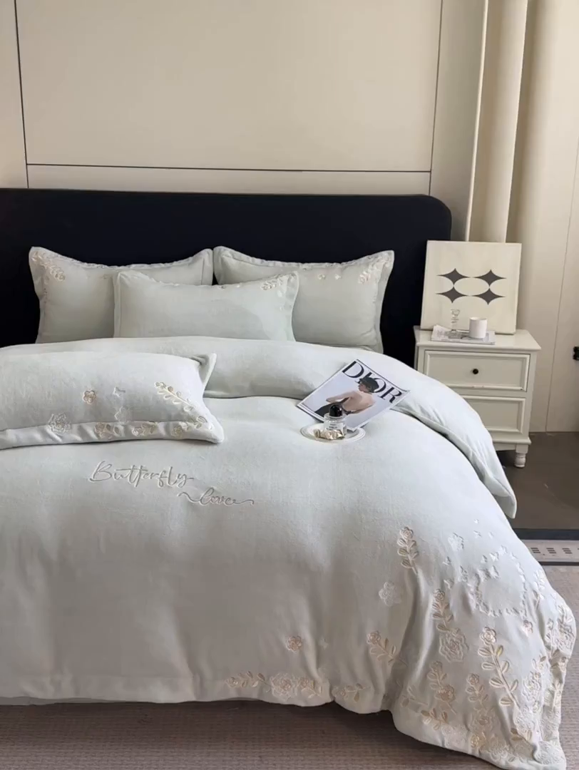 91家纺网 家纺一手货源 找家纺 博纳家纺 2025新款加厚牛奶绒绣花宽边四件套-洛可可 洛可可-优雅绿