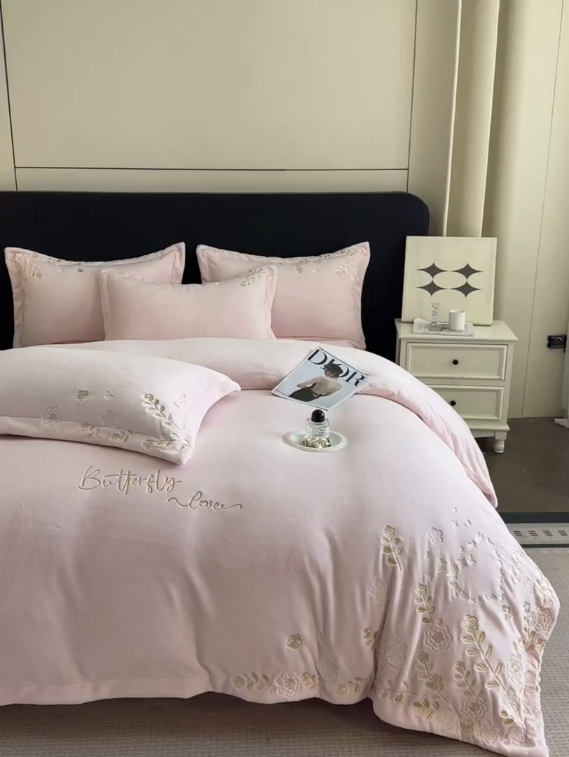 91家纺网 家纺一手货源 找家纺 博纳家纺 2025新款加厚牛奶绒绣花宽边四件套-洛可可 洛可可-粉玉
