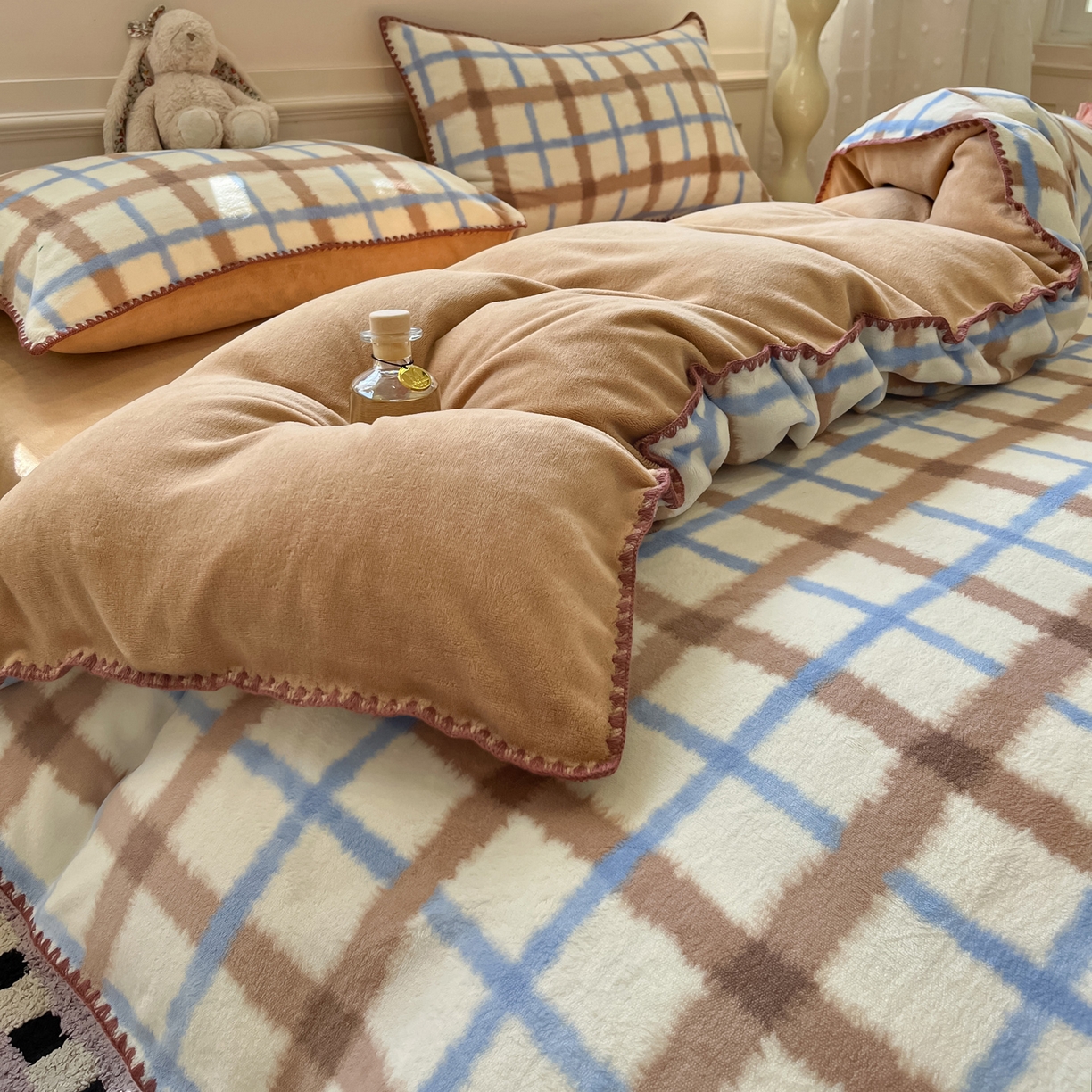 91家纺网 家纺一手货源 找家纺 如一 2025新款A类高克重牛奶绒印花三角针工艺四件套 格韵咖