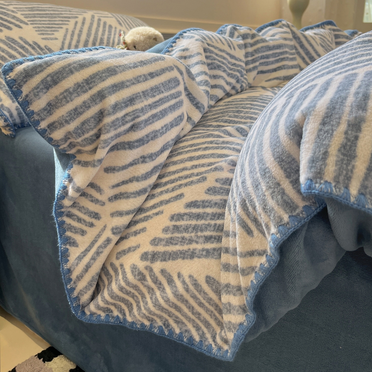 91家纺网 家纺一手货源 找家纺 如一 2025新款A类高克重牛奶绒印花三角针工艺四件套 秘境蓝