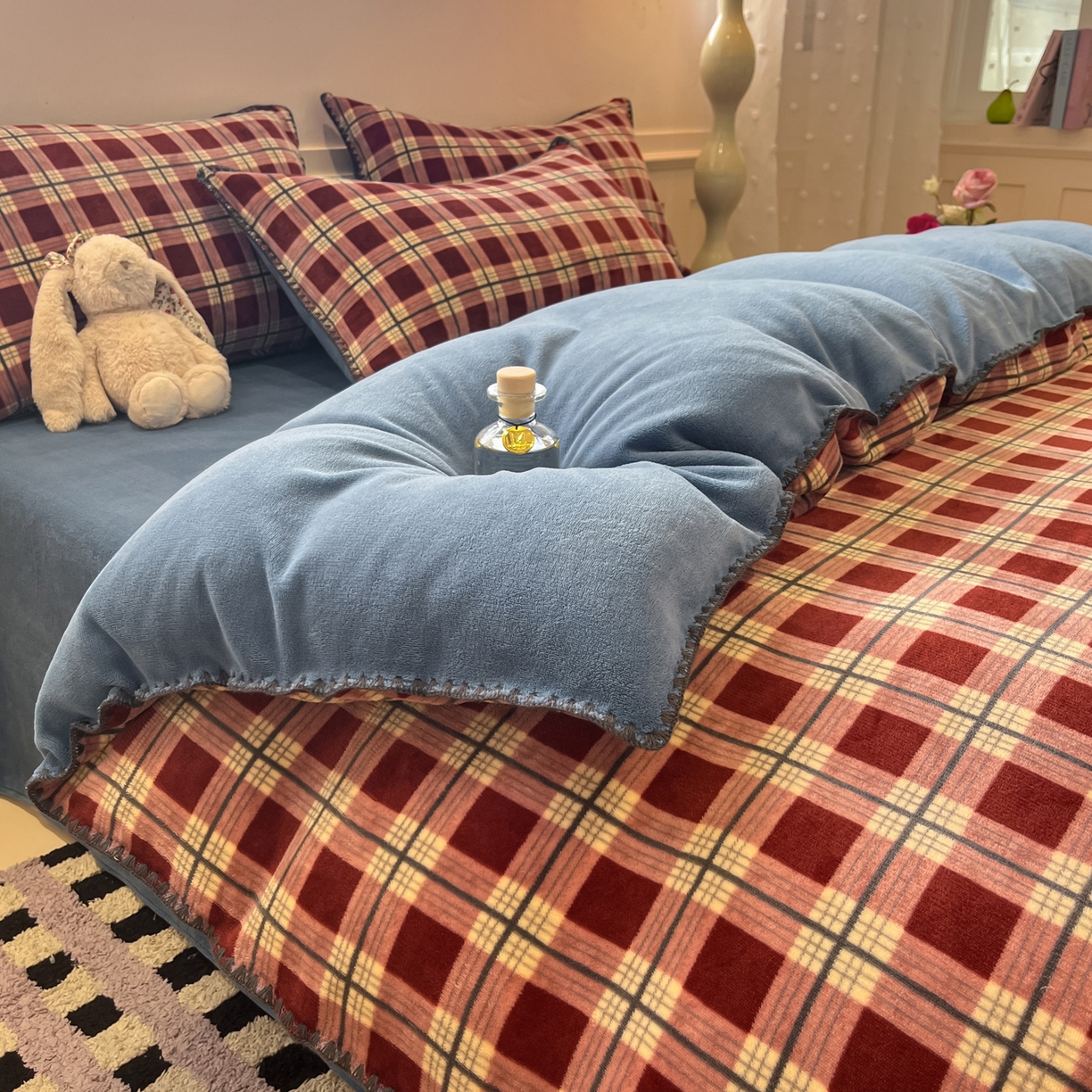 91家纺网 家纺一手货源 找家纺 如一 2025新款A类高克重牛奶绒印花三角针工艺四件套 英伦红